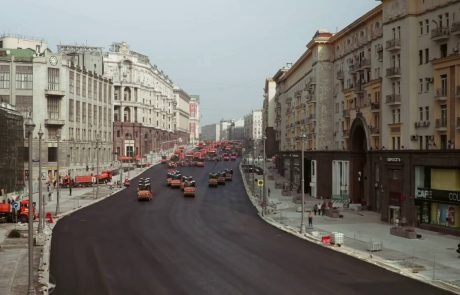 Rusi popravljajo ceste z neverjetno hitrostjo
