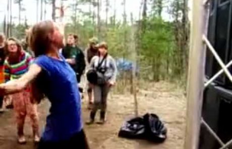 Ruski hipiji plešejo v gozdu (video)