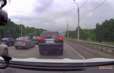 Ruski voznik nima časa za čakanje v koloni (video)