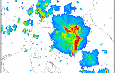 Od zahoda prihajajo neurja z močnejšimi nalivi, vetrom in točo