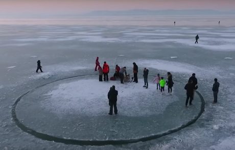 VIDEO: Na zamrznjenem jezeru ustvarili ledeni vrtiljak