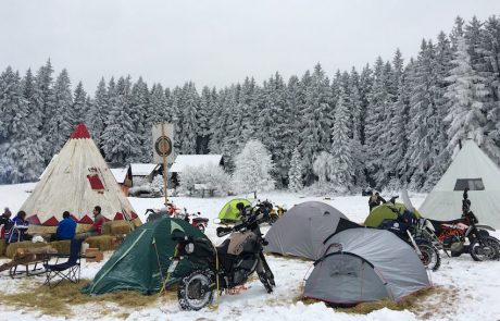 FOTO: Spoznajte mamute na motorjih, ki poležavajo v snegu