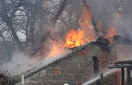 84-letnika domačini potegnili iz goreče kuhinje, a je poškodbam podlegel