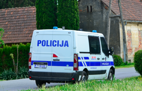 Splezal na tri metre visok balkon in vlomil v hišo