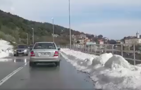 VIDEO: Je to sneg na hrvaških cestah ob morju? Ne, toča!