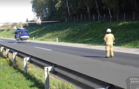 FOTO: Vozilo pod tovornjak, v akciji tudi helikopter