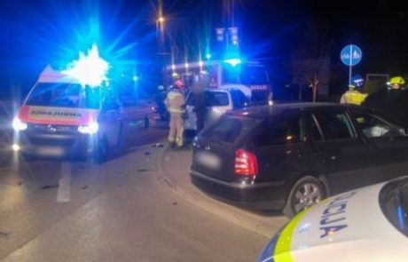 Trčenje na križišču hitre ceste in Ptujske, poškodovanec ujet v zviti pločevini