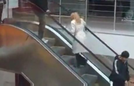 VIDEO: Blondinka zgrešila tekoče stopnice