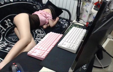 Kitajka se snema med spanjem… in s tem mastno služi na Youtubeu (video)