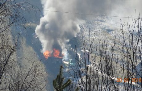 FOTO: Gasilci so se borili z ognjenimi zublji, požar vseeno popolnoma uničil objekt