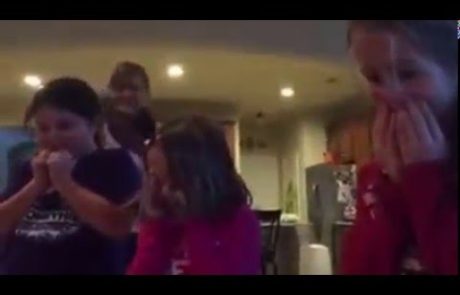 Sestrice je pod novoletno jelko pričakalo presenečenje njihovega življenja (video)