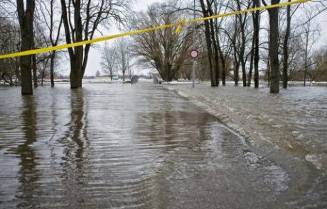 Ponoči močno deževje, poplave, ogrožena celo stanovanjska hiša