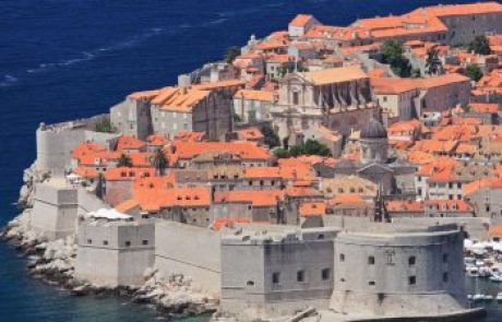 V Dubrovniku kazen za ljudi v kopalkah