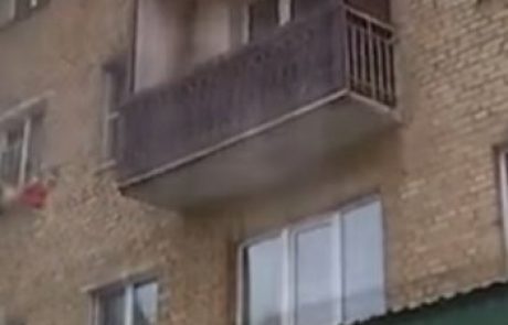 Otroka sta morala vreči čez balkon