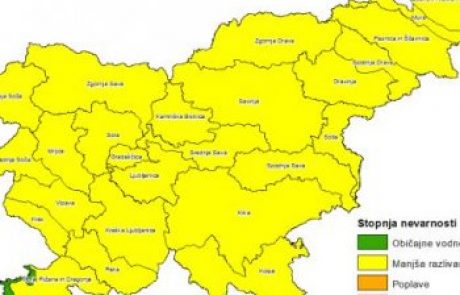 Toča razbila streho, gasilci črpajo vodo in odstranjujejo drevesa