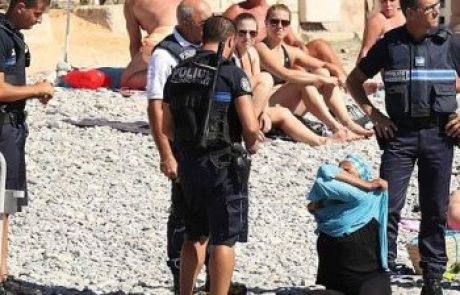 Štirje policisti muslimanko prisilili, da se sleče