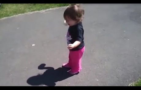 Smešne reakcije otrok, ko prvič opazijo lastno senco (video)