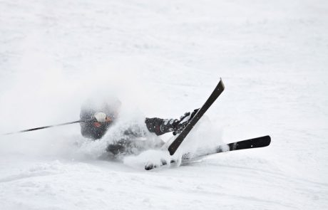 Smučar s helikopterjem prepeljan v UKC Maribor