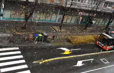 VIDEO: Sneg se oprijema cestišča, vozite previdno