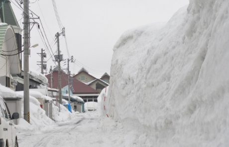 Na Japonskem prometni kaos zaradi snežnih viharjev