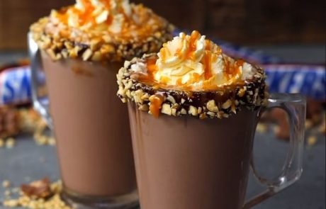 Recept, ki osvaja svet: Snickers vroča čokolada