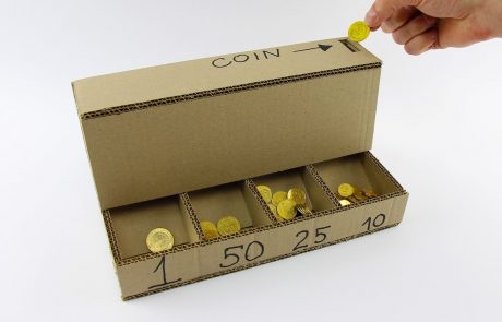 Izdelajte sortirnik za kovance, ki bo drobiž sam razvrstil glede na vrednost