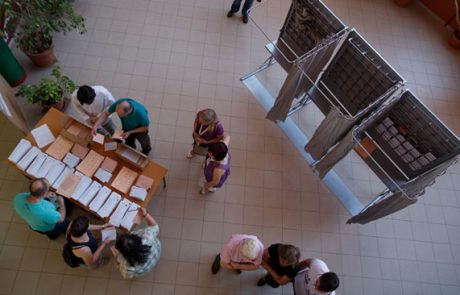 Na volitvah v Španiji največ poslancev ljudski stranki, a premalo za večino