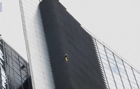 Aretirali francoskega Spidermana: brez zaščite splezal na 217 metrov visoko stolpnico