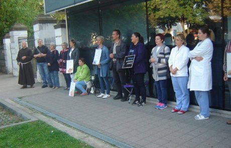 Hrvaško razburila fotografija nadlegovanja pacientke pred bolnico