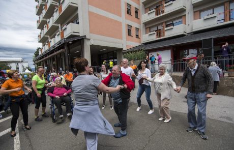 FOTO: Nedelja v Domu Danice Vogrinec v duhu štafete modrosti, tekme in plesa