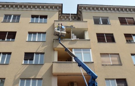 Poskus samomora s plinom izzval evakuacijo bloka v Škofji Loki