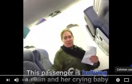 Video dneva: Potnico vrgli z letala, ker je grozila mamici z otrokom in stevardesi