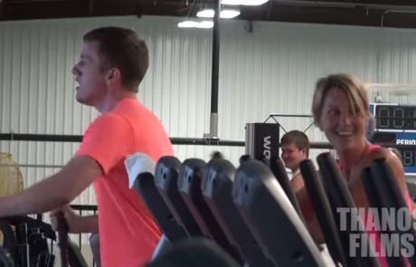Zmotilo jih je noro stokanje v fitnesu (video)