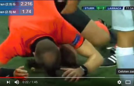Krvav incident na nogometni tekmi: Navijač sodnika med tekmo v glavo zadel s steklenim kozarcem (video)
