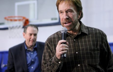 Superjunak Chuck Norris podprl Trumpa in povedal nekaj krepkih na račun Clintonove