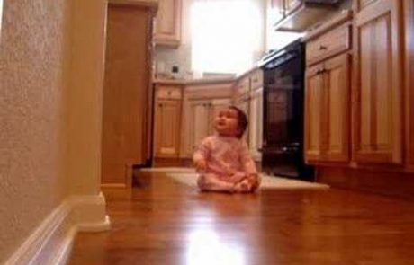 Ta dojenček v manj kot minuti pokaže, zakaj je biti starš nekaj najlepšega v življenju (video)