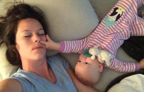 Ta mamica poskuša spati, toda njena malčica ima drugačne načrte (VIDEO)