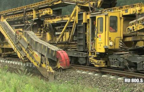 Stroj, ki bi slovenske železnice popravil v nekaj tednih (video)