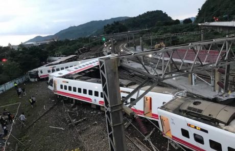 V iztirjenju potniškega vlaka na Tajvanu umrlo najmanj 22 ljudi