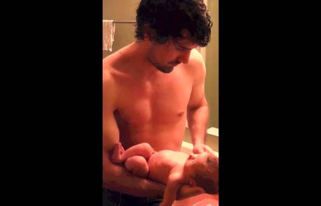 Tako nežna je ljubezen med očetom in dojenčkom (video)