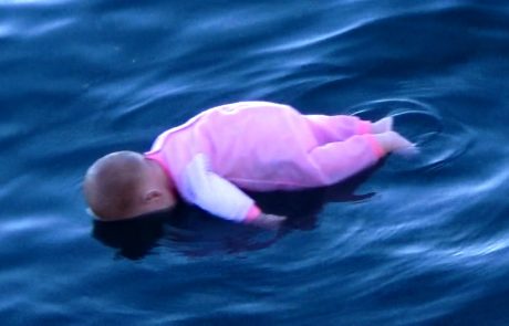 Tako so neznanci reagirali na grozljiv padec dojenčka v morje (video)