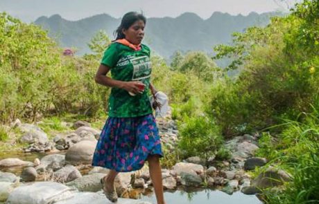 22-letna Mehičanka do zmage na ultramaratonu v doma narejenih sandalih