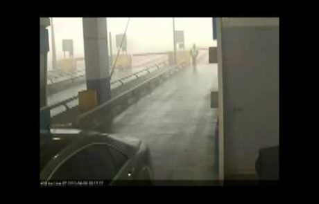 VIDEO: Res nesrečen dan za cestninarja