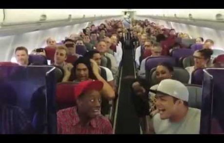 VIDEO: Poglejte, kakšno presenečenje so doživeli na letalu!