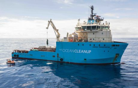 To je revolucionarna čistilna ladja, ki po Tihem oceanu pobira plastiko