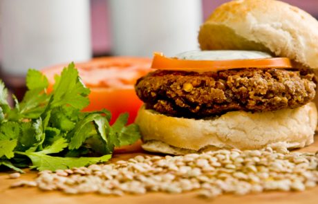 Lečini burgerji so slasten rastlinski vir beljakovin (recept)