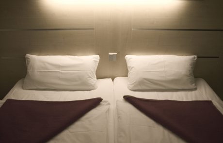 Nočna mora v hotelu: Gost na postelji našel listek z napisom, ki ga je šokiral