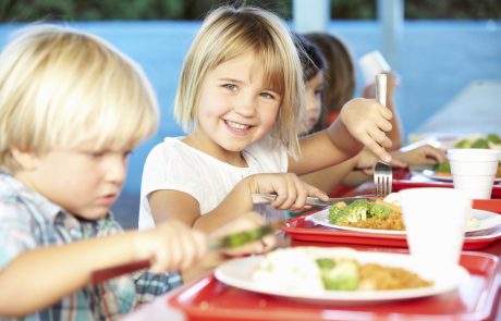 Mnenje strokovnjaka: Zdravo prehranjevanje otrok, tudi v šoli, mora biti prioriteta!