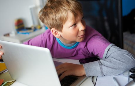 Otroci na spletu ne iščejo vsebin za odrasle- bolj jih zanimajo igrice in droge (RAZISKAVA)
