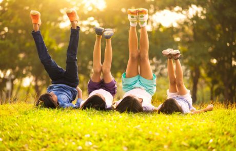 Zakaj bi se morali otroci spet začeti sami igrati zunaj na dvorišču ali v gozdu?